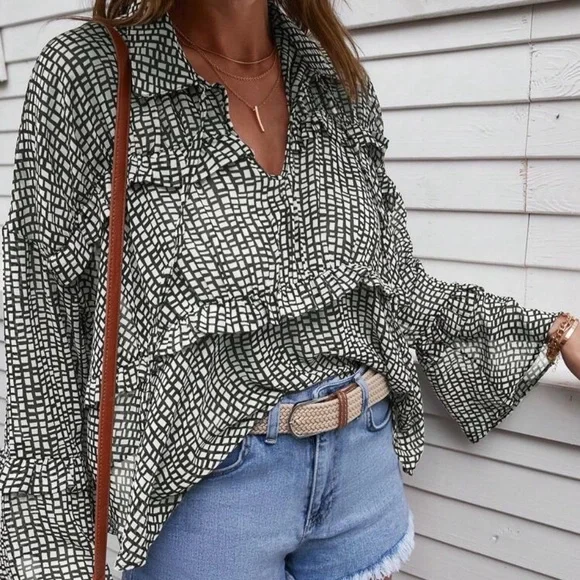 Stylish Black and White Women's Top - Picture 4 of 6